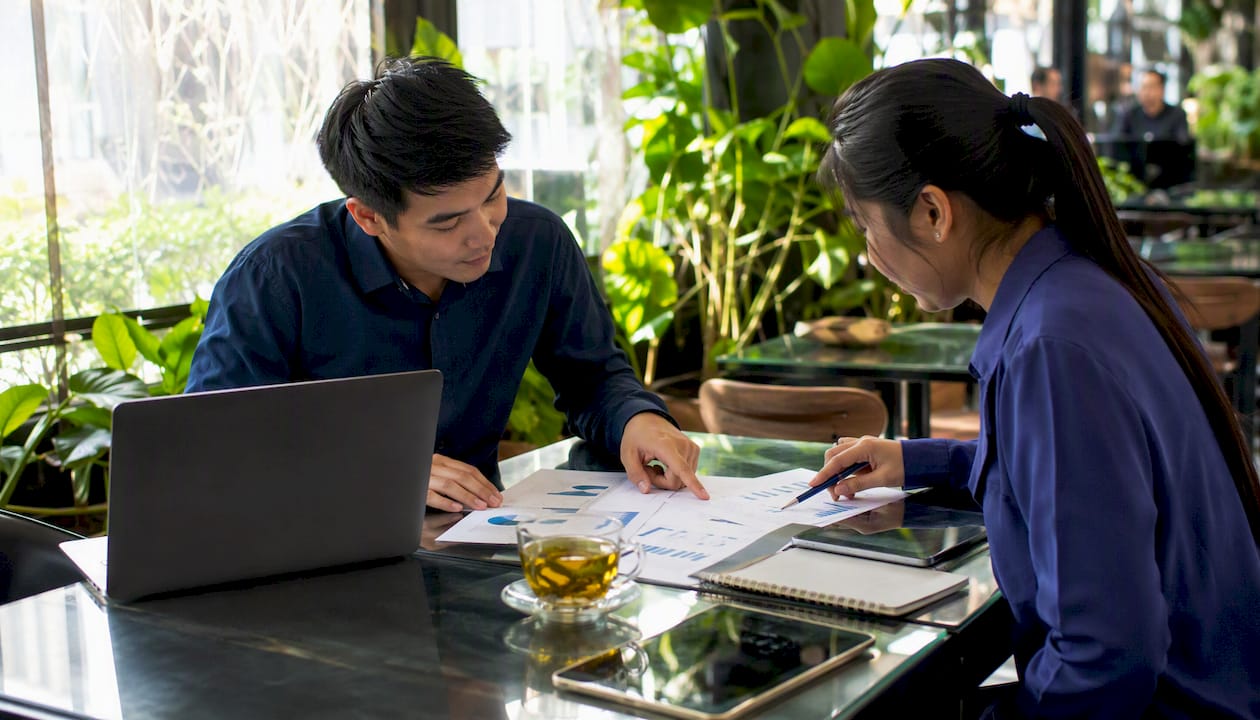Partners discussing laundry software comparisons